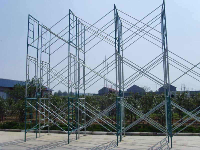 門(mén)式與梯式腳手架 建筑工程的堅(jiān)實(shí)支柱
